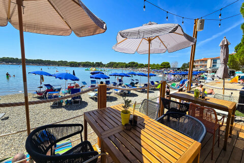 Medulin - restaurace u pláže Bijeca, Istrie, Chorvatsko
