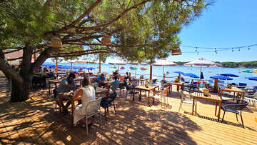Medulin - restaurace u pláže Bijeca, Istrie, Chorvatsko