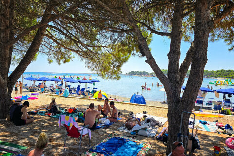 Písečná pláž Bijeca, Medulin, Istrie, Chorvatsko