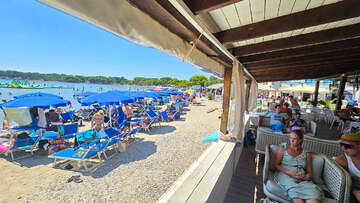 Medulin - restaurace u písečné pláže Bijeca, Istrie, Chorvatsko