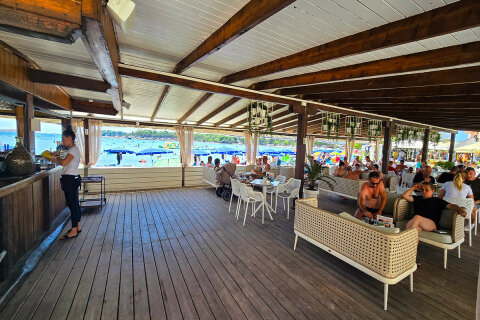 Medulin - restaurace u písečné pláže Bijeca, Istrie, Chorvatsko