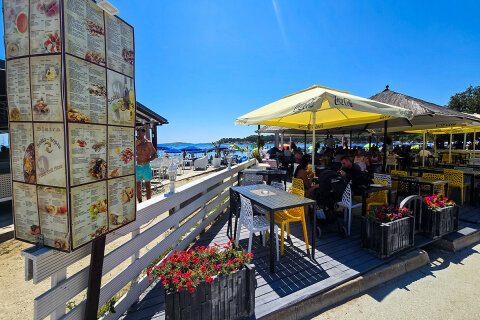 Medulin - restaurace u písečné pláže Bijeca, Istrie, Chorvatsko