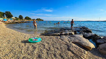 Apartmány Plavo Nebo, oblázková pláž Contish, Medulin, Istrie, Chorvatsko