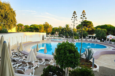 Volně přístupný bazén před hotelem Belveder, Medulin, Istrie, Chorvatsko