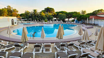 Volně přístupný bazén před hotelem Belveder, Medulin, Istrie, Chorvatsko