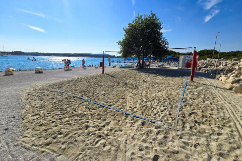 Hřiště pro plážový volejbal u pláže Contish, Medulin, Istrie, Chorvatsko