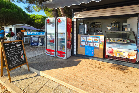 Občerstvení u pláže Alba Chiara, Medulin, Istrie, Chorvatsko