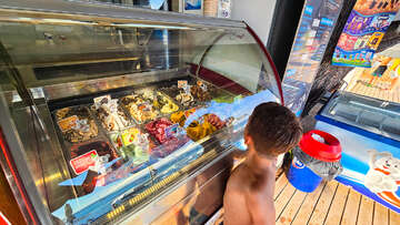 Zmrzlina u pláže Alba Chiara, Medulin, Istrie, Chorvatsko