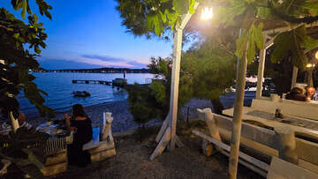 Medulin - večer v restauraci u moře, Istrie, Chorvatsko