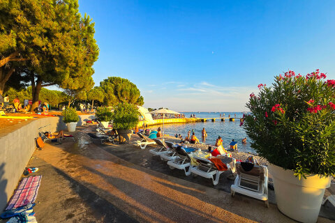 Pláž před hotelem Belveder, Medulin, Istrie, Chorvatsko