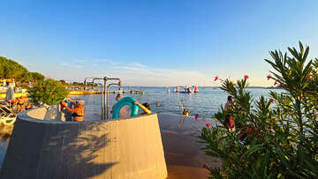 Pláž před hotelem Belveder, Medulin, Istrie, Chorvatsko