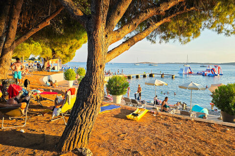 Pláž před hotelem Belveder, Medulin, Istrie, Chorvatsko