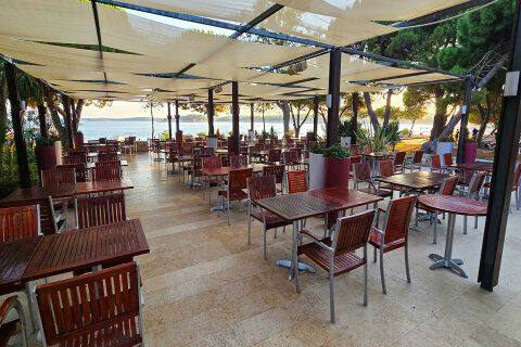 Restaurace před hotelem Belveder, Medulin, Istrie, Chorvatsko