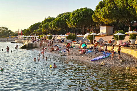 Pláž před hotelem Belveder, Medulin, Istrie, Chorvatsko