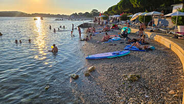 Pláž před hotelem Belveder, Medulin, Istrie, Chorvatsko