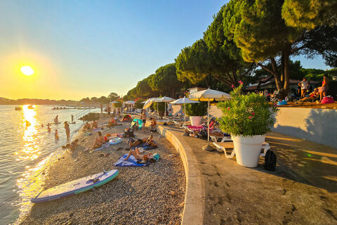 Pláž před hotelem Belveder, Medulin, Istrie, Chorvatsko