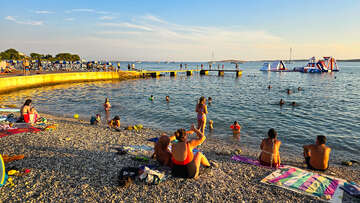 Pláž před hotelem Belveder, Medulin, Istrie, Chorvatsko