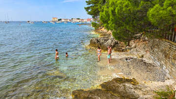 Poreč - pláž Kupalište, Istrie, Chorvatsko