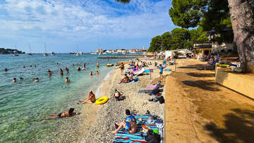 Poreč - pláž Kupalište, Istrie, Chorvatsko