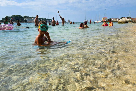 Poreč - pláž Kupalište, Istrie, Chorvatsko