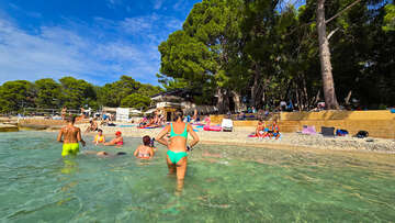 Poreč - pláž Kupalište, Istrie, Chorvatsko