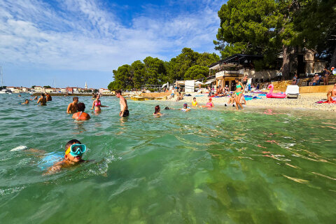 Poreč - pláž Kupalište, Istrie, Chorvatsko