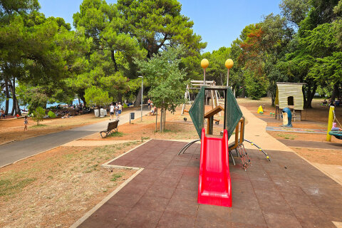 Poreč - dětská hřiště u pláže Kupalište, Istrie, Chorvatsko