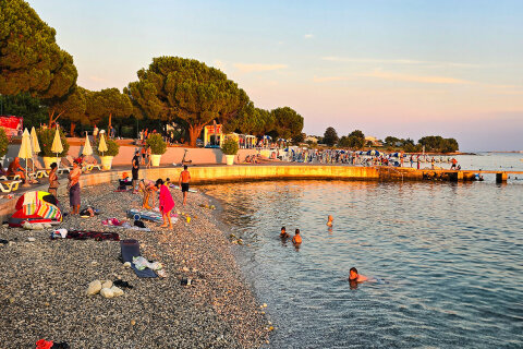 Apartmány Pikado - pláž před hotelem Belveder, Medulin, Istrie, Chorvatsko