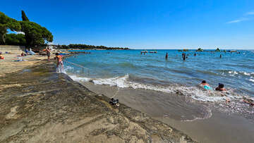 Zambratija - písečná pláž, Istrie, Chorvatsko 