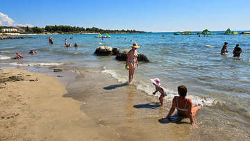 Zambratija - písečná pláž, Istrie, Chorvatsko 