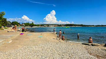 Zambratija - oblázková pláž Villa Rosetta, Istrie, Chorvatsko 