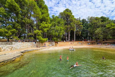 Hotel Flores**** - oblázková pláž 50 m od hotelu, Poreč, Istrie, Chorvatsko