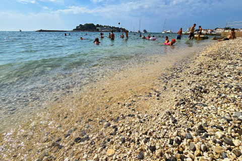 Hotel Flores**** - oblázková pláž Kupalište 100 m od hotelu, Poreč, Istrie, Chorvatsko