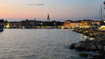Hotel Flores**** - pohled na osvětlené staré město Poreč, Istrie, Chorvatsko