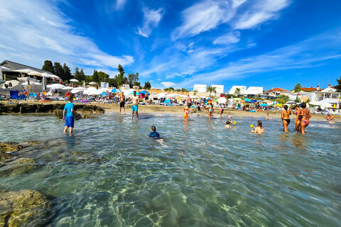 Zambratija - písečná pláž, Istrie, Chorvatsko 