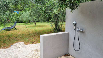 Apartmány Zelenika - zahrada a venkovní sprcha u domu, Pula, Istrie, Chorvatsko