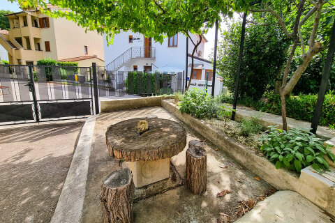 Apartmány Zelenika - posezení v zahradě u domu, Pula, Istrie, Chorvatsko