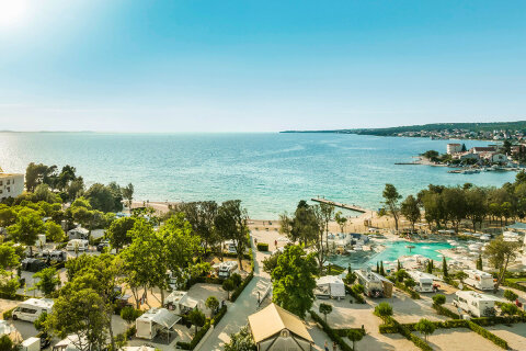 Falkensteiner Premium Camping Zadar - pláž a bazén, Chorvatsko