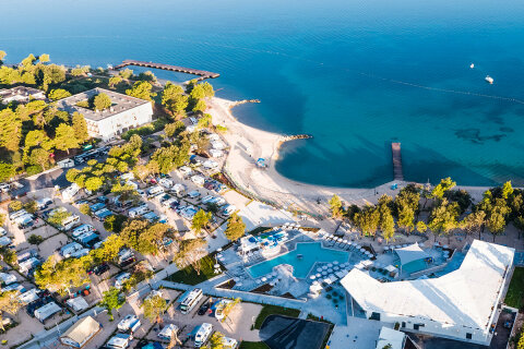 Falkensteiner Premium Camping Zadar - pláž a bazén, Chorvatsko