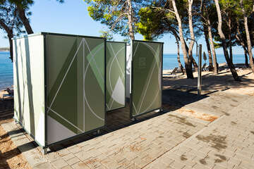 Mobilhome Avalona Resort - převlékací kabinky a sprcha u pláže, Povljana, ostrov Pag, Chorvatsko