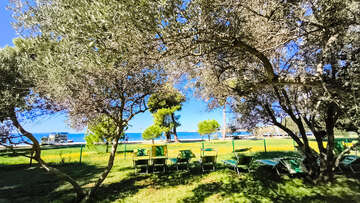 Hotel Donat*** - lehátka pro hosty mezi hotelem a pláží, Zadar, Chorvatsko