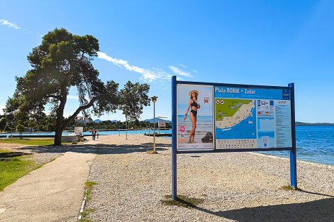 Hotel Donat*** - oblázková pláž před hotelem, Zadar, Chorvatsko