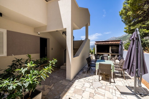 Apartmány Jutrenka - gril a posezení mezi domy, Dingač-Borak, Pelješac, Chorvatsko