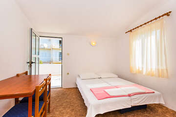 A9 - apartmány Lelica (fotografie před rekonstrukcí kuchyně, starý stůl), Živogošća - Mala Duba, Chorvatsko