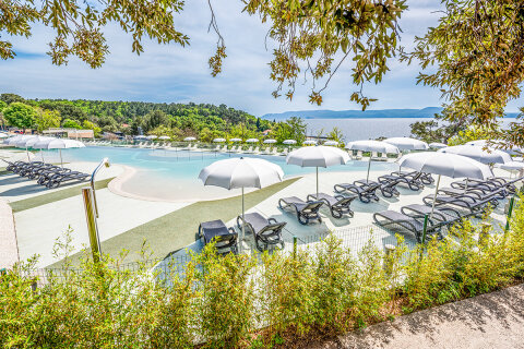 Mobilhome Salumbra - výhled na bazén a moře od mobilhomů Premium Relax, Selce, Crikvenická riviéra, Chorvatsko