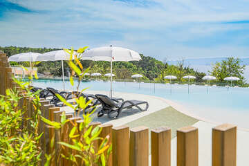 Mobilhome Salumbra - výhled na bazén a moře od mobilhomů Premium Relax, Selce, Crikvenická riviéra, Chorvatsko