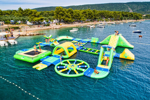 Resort Kovačine - nafukovací aquapark na moři, Cres, ostrov Cres, Chorvatsko