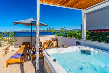 Prázdninový dům Riva - vířivka na terase, Mali Iž, ostrov Iž, Chorvatsko