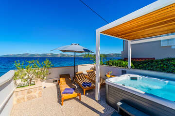 Prázdninový dům Riva - vířivka na terase, Mali Iž, ostrov Iž, Chorvatsko