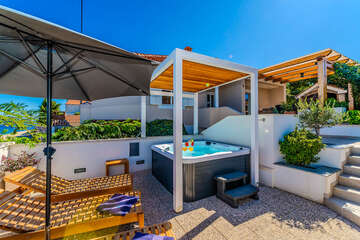 Prázdninový dům Riva - vířivka na terase, Mali Iž, ostrov Iž, Chorvatsko